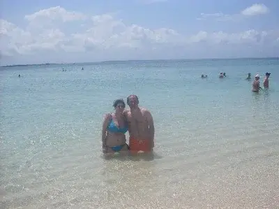 Caterina e Matteo in acqua su una spiaggia tropicale dal mare turchese