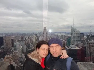 Caterina e Matteo in cima a un grattacielo di New York, con l'Empire State Building alle spalle