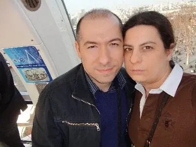Primo piano di Caterina e Matteo nella cabina di una ruota panoramica